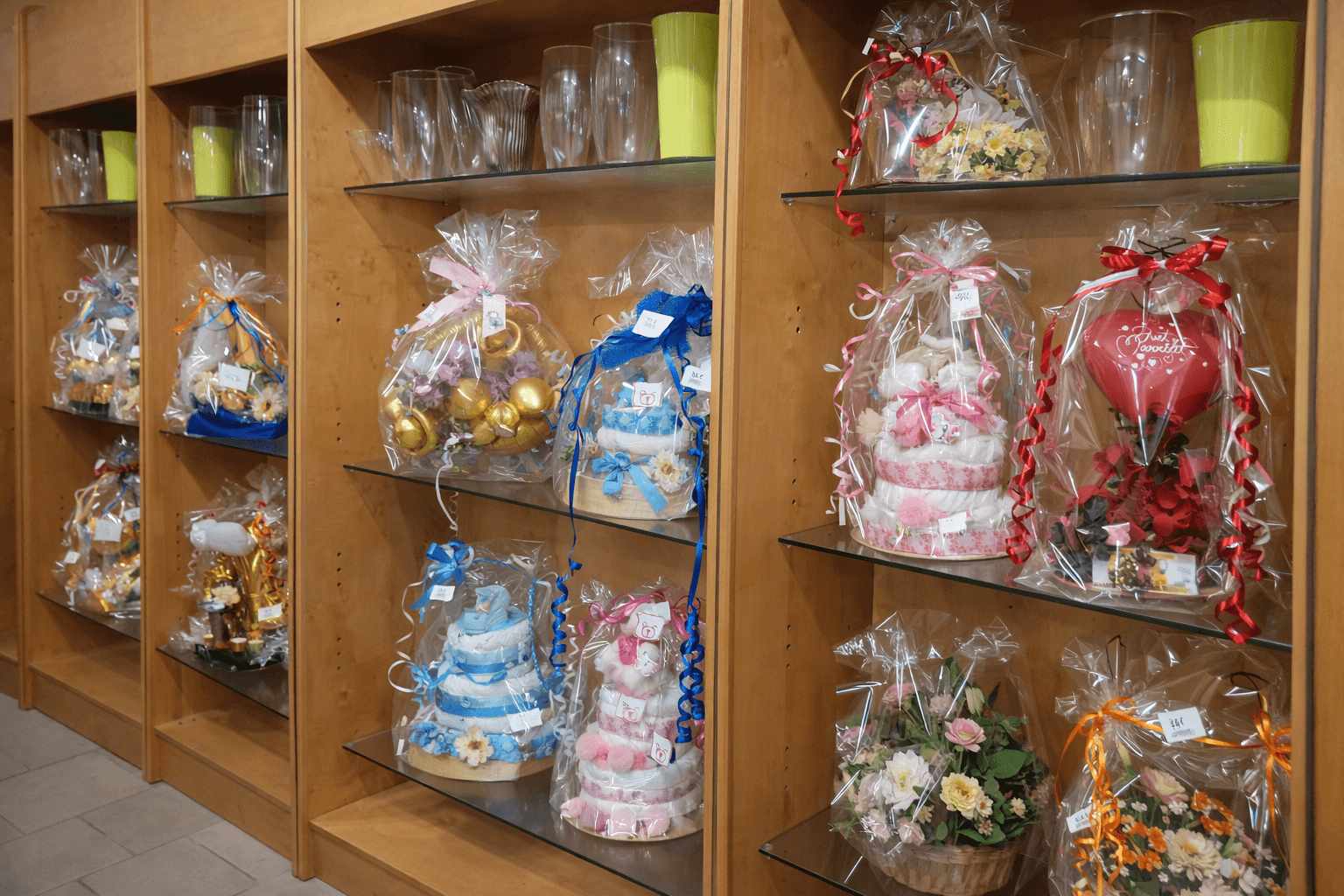 Geschenk- und Blumenarrangements im Regal – fertig verpackt