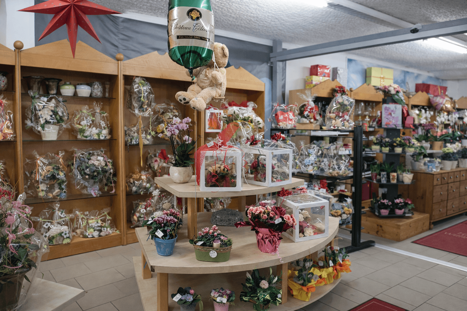 SB-Laden innen – Tisch mit Sträußen, Pflanzen & Geschenkboxen